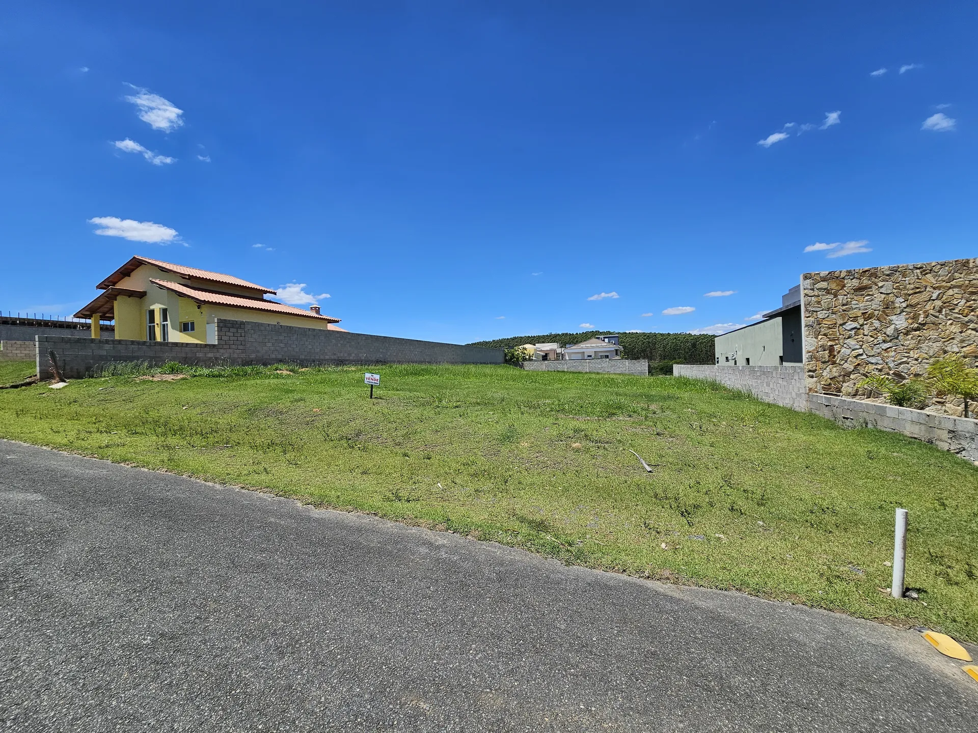 Vista frontal do lote 20 x 50