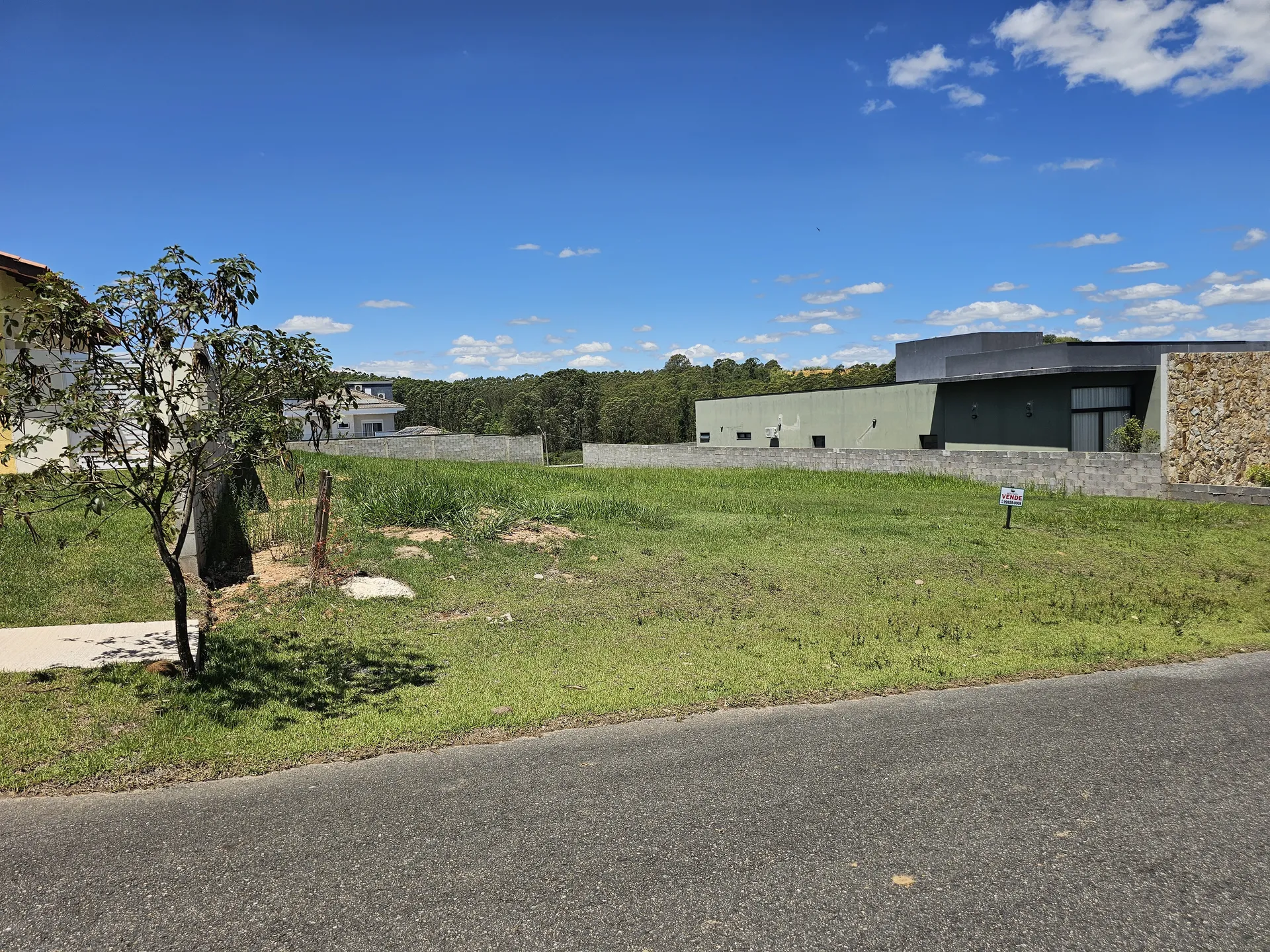 Vista interna do lote com a rua ao fundo