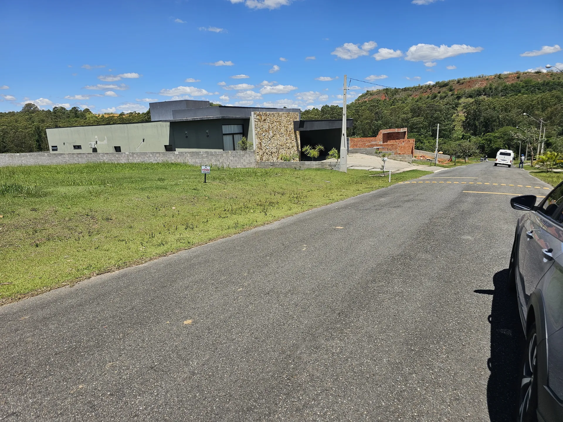 Vista ampla do lote e vizinhança